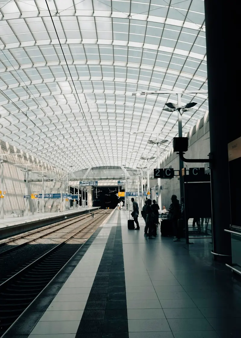 Bahnhof mit Bahnsteig und Glasdach