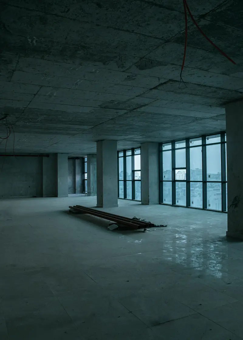 Rohbau-Etage mit großen Fensterfronten