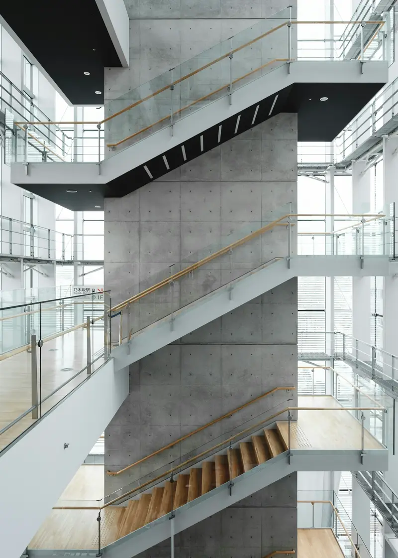 Modernes Treppenhaus mit Glasgeländern