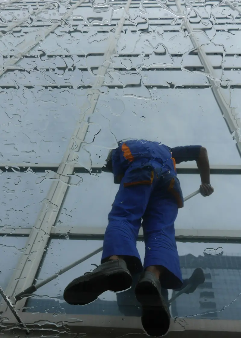 Fensterreiniger an einer Glasfassade