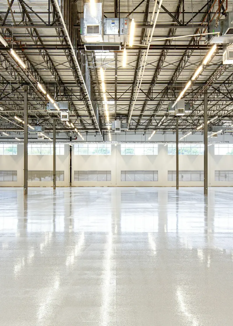 Helle Lagerhalle mit glänzendem Betonboden